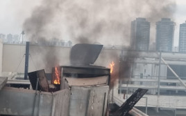 אש על גג הקניון. סיבת הדליקה תיחקר (צילום: אלון חכמון)