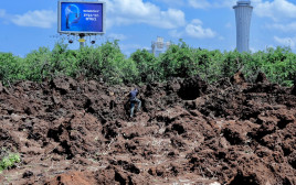 נפילת הטיל בנתב"ג (צילום: אבשלום ששוני)