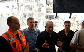 בנימין נתניהו בזירת הנפילה בבת ים (צילום: אבי אוחיון, לעמ)