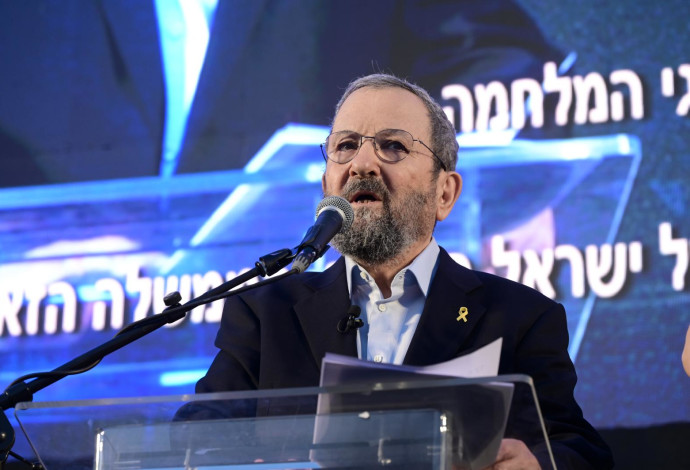 אהוד ברק נושא דברים בהפגנה בכיכר הבימה (צילום:  אבשלום ששוני)