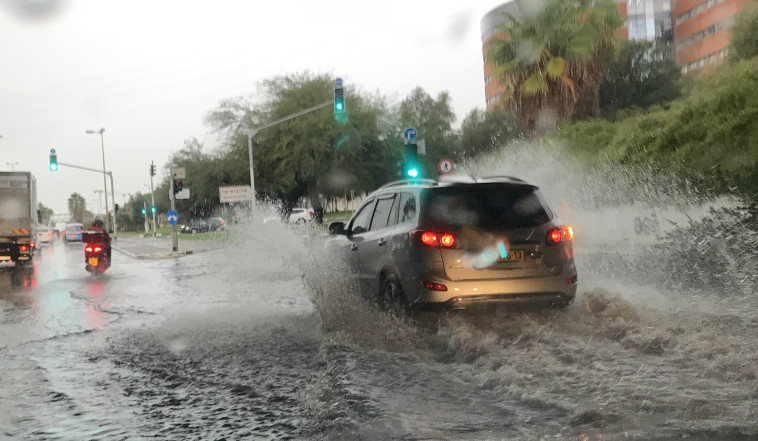  הצפה בגשר גני התערוכה, ארכיון. צילום: אבשלום ששוני 